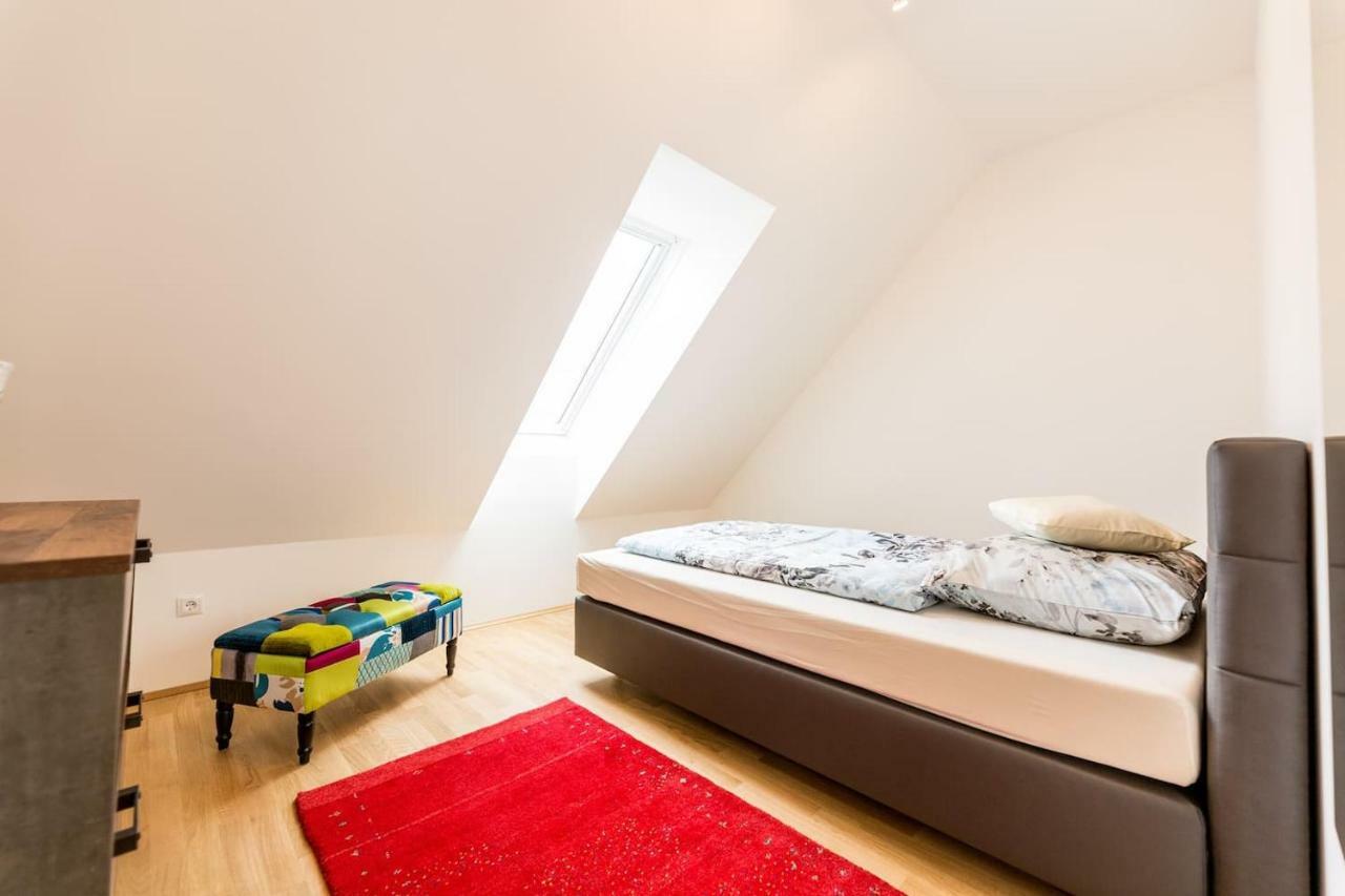 Grosse Dachgeschosswohnung Im Herzen Von Грац Екстер'єр фото
