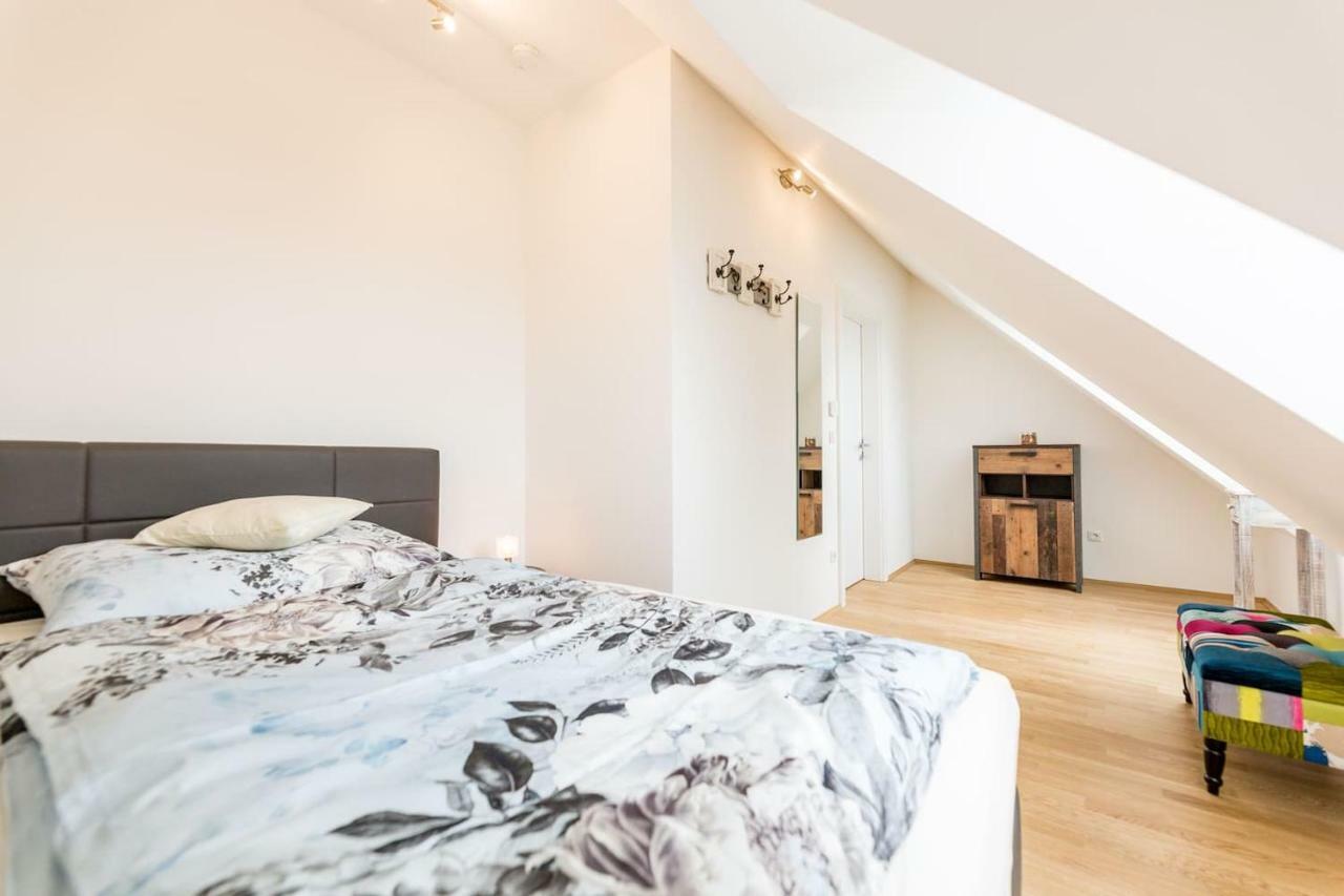 Grosse Dachgeschosswohnung Im Herzen Von Грац Екстер'єр фото